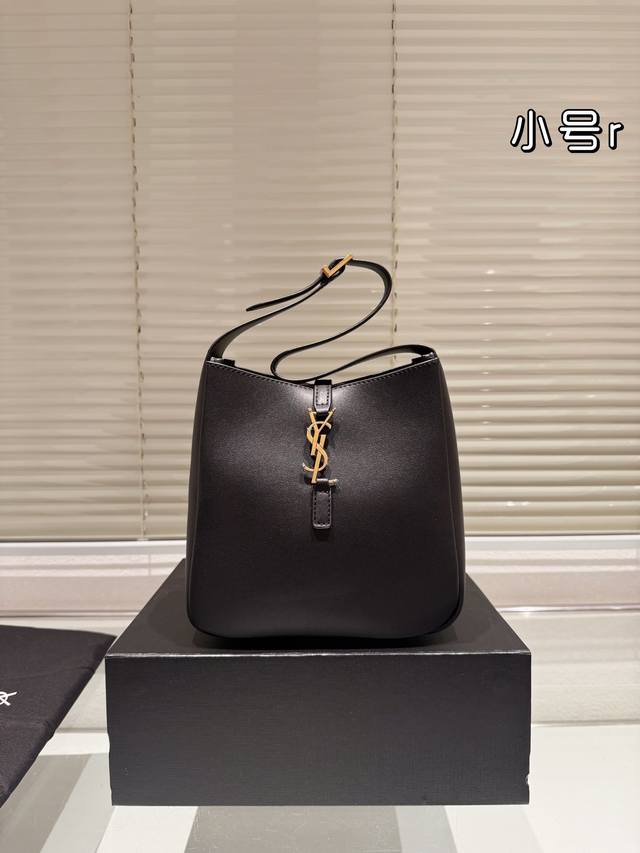Small original Ysl Saint Laurent shopping bag. I can't help but admire her Ysl Saint Laurent shopping bag. I can't help but admire how beautiful she is. A must-have street item for stylish and trendy women, Ysl Saint Laurent shopping bag with a brand