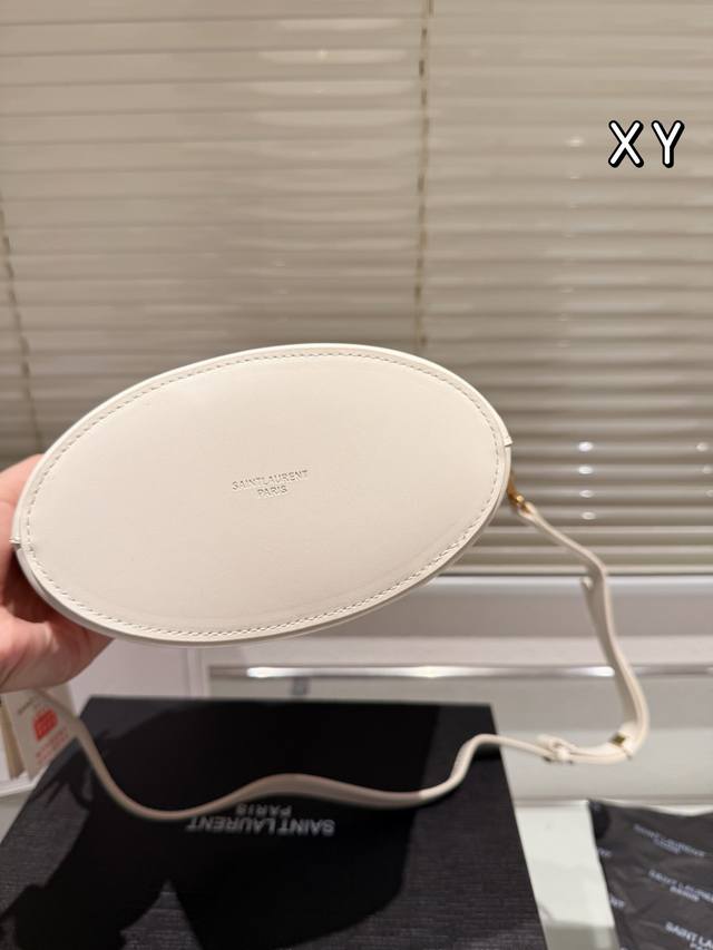 The new Ysl bucket bag in cowhide version is being asked by everyone about this # Rose new favorite. The soft and shiny calf leather material has a smooth touch, a bright and glossy appearance, and can perfectly reflect light. There are multiple ways