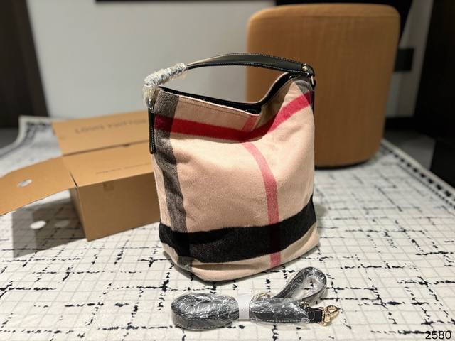 Burberry Tote is a super popular tote bag that is very likely to become more and more popular for daily commuting. It is worth buying. Size: 25.18.33