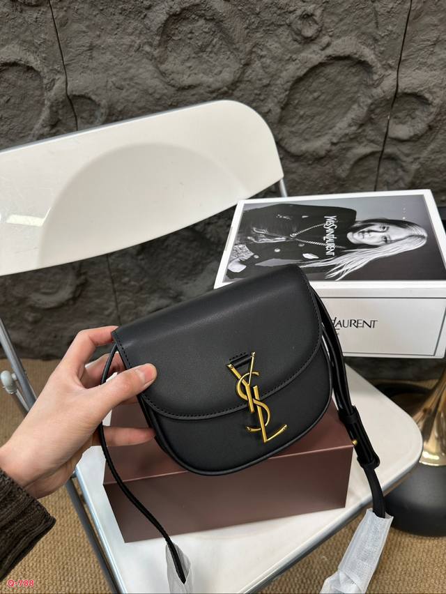 Full set of packaging for duty-free shop Ysl Saint Laurent plain saddle bag with an effect of ten thousand years of heart, YSL hardware logo with crocodile embossed exquisite retro feeling overflowing on the screen, Chen Qiao'en's same bag with cute