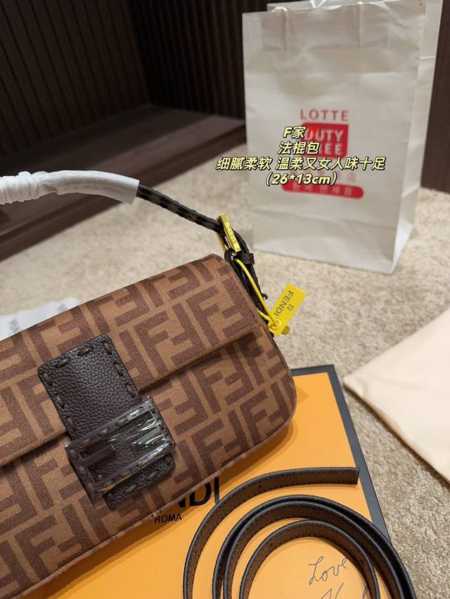 Equipped with a folding box size of 26.13 Fendi French stick bag made of Fendi flannel fabric, it feels soft and delicate, really gentle. It looks great when paired with a coat in autumn and winter, both warm and feminine. Underarm, crossbody, hand-h