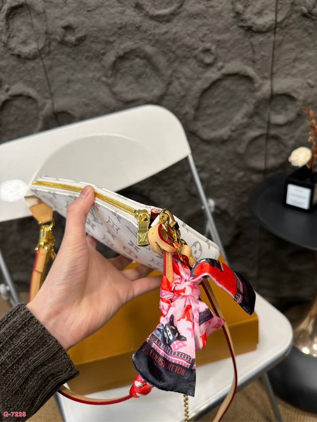 Paired with a folding box Lv Louis Vuitton and a silk scarf, this is a vintage mahjong bag under the armpit. It is exquisitely crafted and has an elegant shape that balances beauty and capacity. It is truly beautiful and durable, and can be carried f