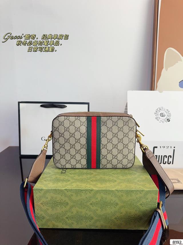 Comes with a gift box Gucci's new camera series Danning is really cool. In addition to its original elegance and retro style, it has become more fashionable and youthful. The black denim is slightly worn out. As a complete denim enthusiast, this seri