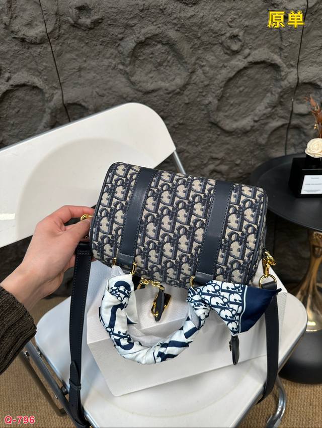 Paired with a folding box, the original Dior pillow is such a beautiful denim bag that even straight women of steel can't resist. Denim color is the pioneer of the fashion industry and the favorite pillow bag of fashionistas. Everyone knows that it c