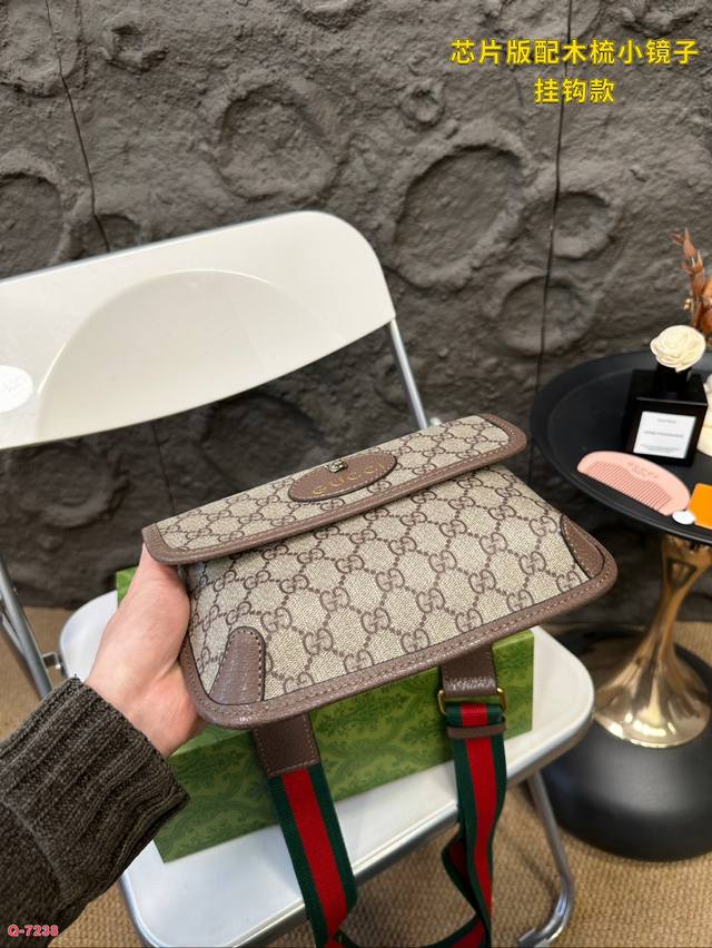 Paired with a folding box, Gucci Cool 24 new four button hook style tiger head waist bag versatile Marmont Cool Tiger head printed shoulder bag slanted women's bag is so beautiful that it is beyond control. This year, it is leading the fashion trend