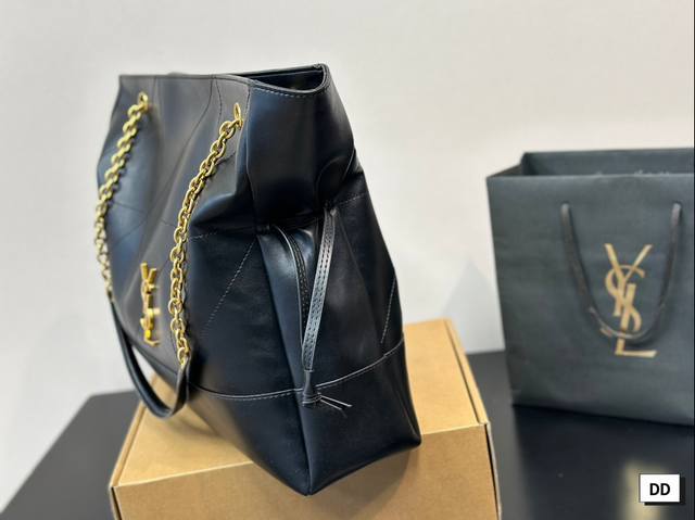 Paired with Ysl's new Jamie large handbag, the fashionable spark ignites instantly. The exquisite design of handbags not only perfectly stores your daily needs, but also showcases a lifestyle attitude. Relaxation is moderate, both elegant and full of