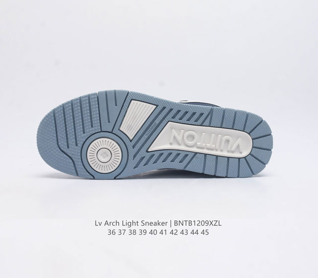 Louis Vuitton Lv's board shoes are fashionable sports shoes with a thick sole that increases the height of the shoes for both men and women. They are comfortable, non slip, and versatile, dominating the entire fashion and entertainment industry. The 