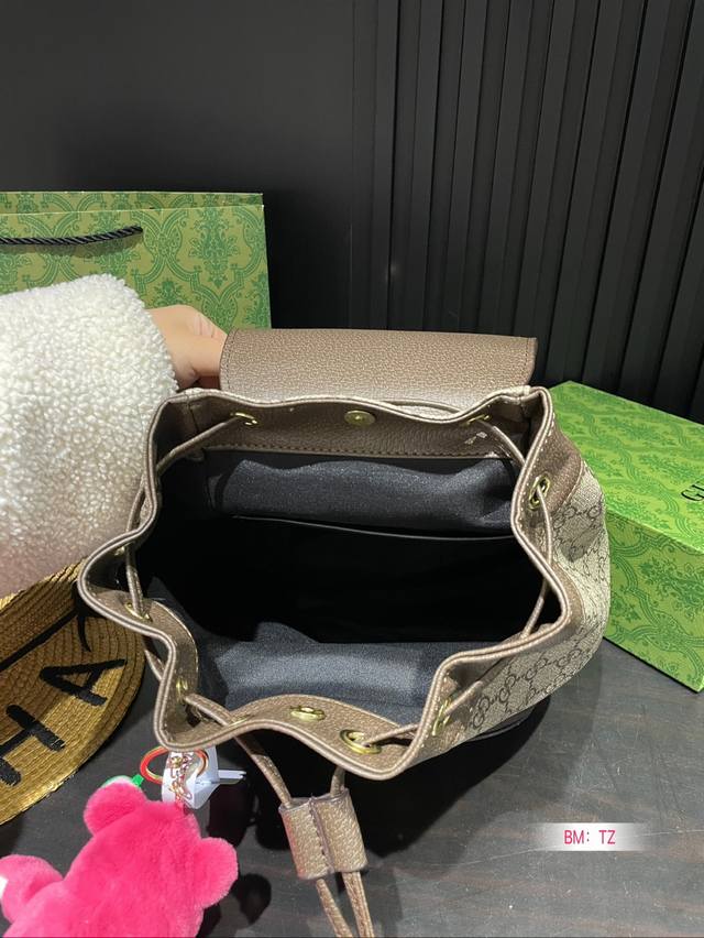 Gucci imported large capacity PVC ultra high definition hardware logo from Taiwan, with a dedicated inner lining for traveling. Search for Gg backpack size: 24 * 28: