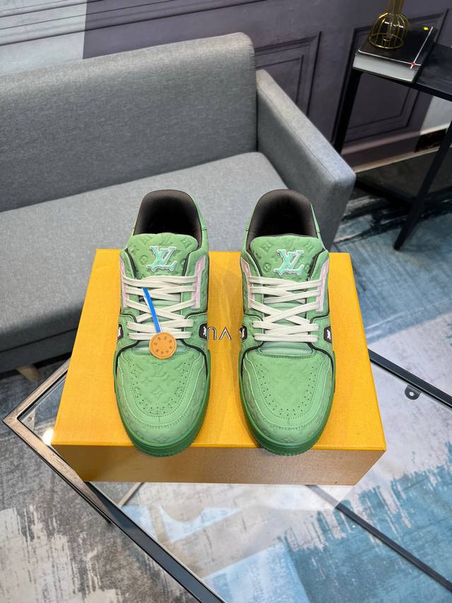 LV's top version new purchasing quality LV~Louis Vuitton Lv TRAINER's best looking sports shoes, donkey brand vigorously promotes new products, official website limited edition retro basketball sports shoes! High top and low top both spend a lot of m