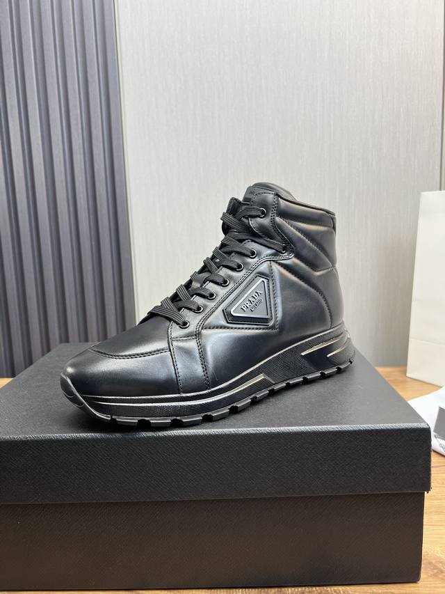 Factory price Prada new men's leather high top casual sports shoes adopt imported smooth calf leather upper with delicate, soft and glossy leather texture, classic triangular enamel metal logo embellishment, side sports shoes, low top lace up style f