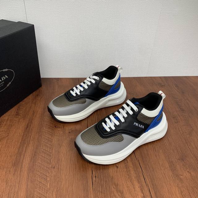 Prada men's leather mesh casual sports shoes are a hot commodity in Dongguan! Adopting imported calf leather splicing fabric mesh upper, geometric segmentation, precision manufacturing, uniform stitching, clear leather texture, fashionable and genero