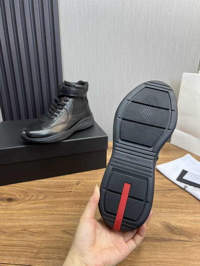 Factory price Prada * Prada men's casual lace up high top sports boots, produced in Dongguan, top of the line. Made of imported Napa cowhide, the upper of the shoe has a layered design with geometric lines and a three-dimensional effect. The side is 