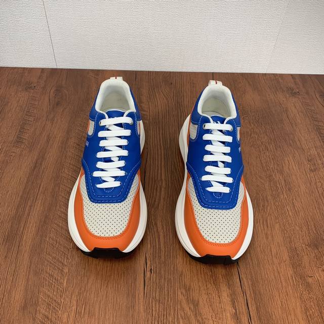 Prada men's leather casual sports shoes are a hot commodity in Dongguan! Using imported solid color calf leather with mesh cowhide upper, three-dimensional geometric segmentation, precision manufacturing, uniform stitching, clear leather texture, mul