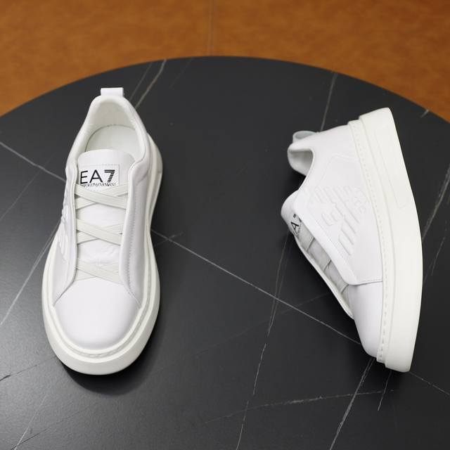 Brand: Armani ARM NI Standard Code: 38-44 45 Customization Level: Same as on official website Material: Original cowhide fabric Comfortable cowhide lining Lightweight and wear-resistant outsole Style Category: Men's fashion casual shoes Running sport