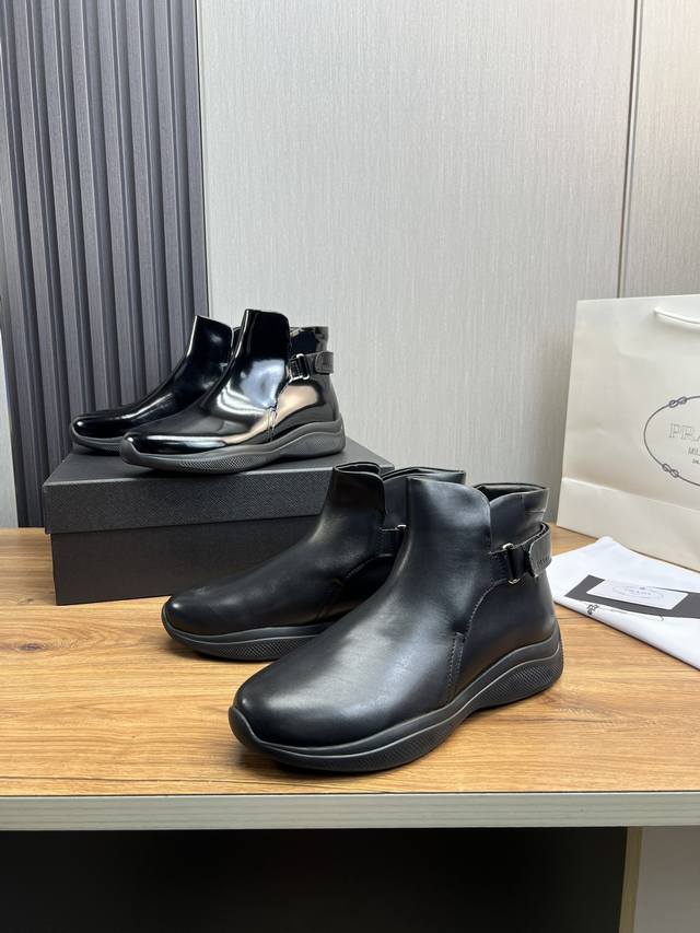 Factory Price Leather Prada * Men's Zhongbang Ankle Boots with Sleek Design, Short Boots Made in Dongguan Top Quality Goods. This leather boot is made of imported cowhide with open edges and shiny leather, with a simple and innovative style. The leat