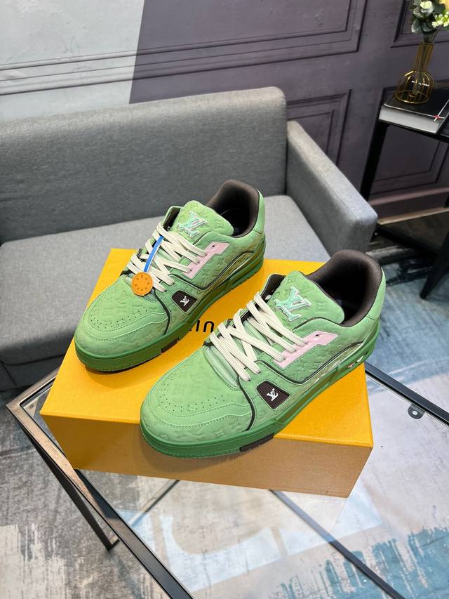 LV's top version new purchasing quality LV~Louis Vuitton Lv TRAINER's best looking sports shoes, donkey brand vigorously promotes new products, official website limited edition retro basketball sports shoes! High top and low top both spend a lot of m