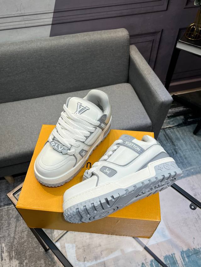 LV Top Version Fat Ding New Purchasing Quality LV~Louis Vuitton Lv TRAINER's Best Looking Sneakers, Donkey Brand Promotes New Products, Official Website Limited Edition Retro Basketball Sneakers! High top and low top both spend a lot of money to purc