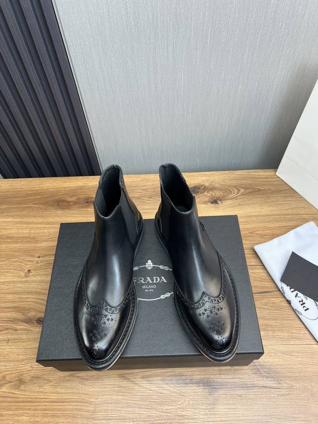 Factory price Prad * Prada pure original glossy leather air cushioned short boots for men Chelsea boots are made of imported open edge bead glossy leather, with geometric cutting, imported locomotive precision stitching and splicing, high-precision c
