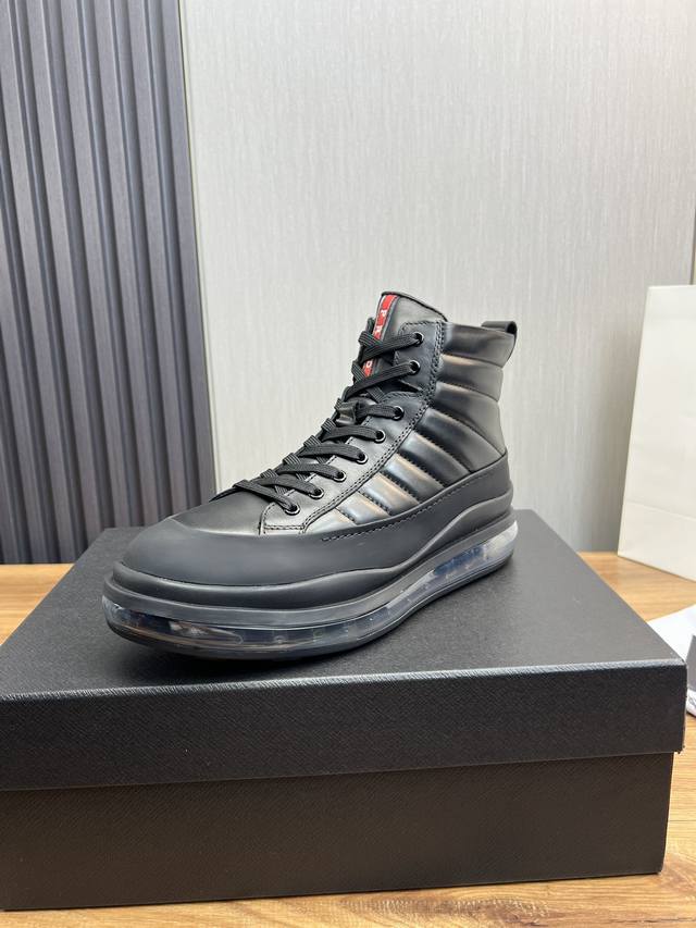 Factory price Prada leather, pure original leather cushion high top boots made of imported Napa cowhide with open edges and shiny leather, featuring classic red PRAD letter badges on the tongue, showcasing the brand's style. Geometric cutting