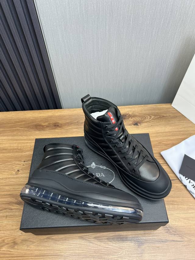Factory price Prada leather, pure original leather cushion high top boots made of imported Napa cowhide with open edges and shiny leather, featuring classic red PRAD letter badges on the tongue, showcasing the brand's style. Geometric cutting