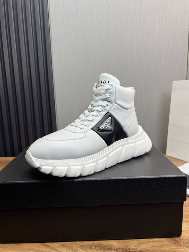 Factory price Prada new men's leather high top casual sports shoes adopt imported smooth calf leather upper with delicate, soft and glossy leather texture, classic triangular enamel metal logo embellishment, side sports shoes, low top lace up style f
