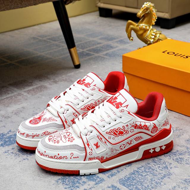 Top version LV Louis Vuitton casual sports shoes original 1:1 development replica!! The upper of the shoe is very comfortable and finely crafted. It is made of imported Italian top layer cowhide and the original brand mesh PU padding, providing a sup