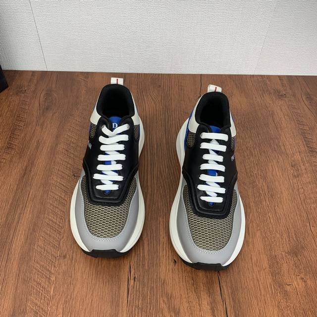 Prada men's leather mesh casual sports shoes are a hot commodity in Dongguan! Adopting imported calf leather splicing fabric mesh upper, geometric segmentation, precision manufacturing, uniform stitching, clear leather texture, fashionable and genero