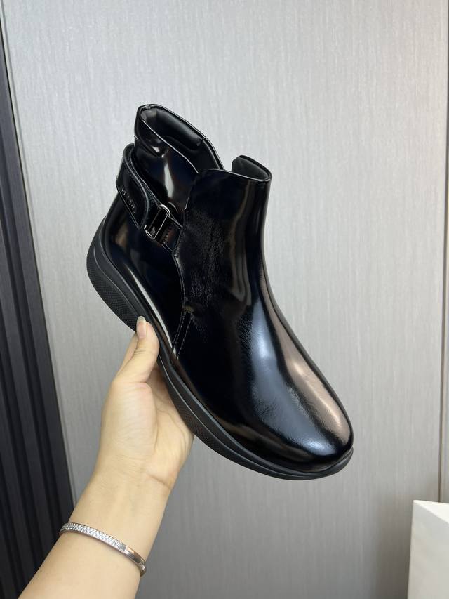 Factory Price Leather Prada * Men's Zhongbang Ankle Boots with Sleek Design, Short Boots Made in Dongguan Top Quality Goods. This leather boot is made of imported cowhide with open edges and shiny leather, with a simple and innovative style. The leat