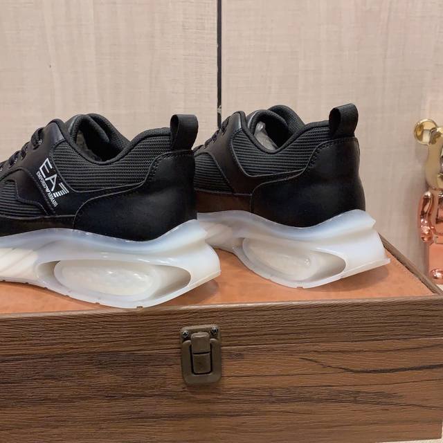 New: Factory price: Armani Armani * latest popular casual shoes, top brand luxury~purchasing agent, top~quality. The shoe upper is made of imported breathable cowhide with breathable sheepskin material, and the foot pads are finely crafted. Original 