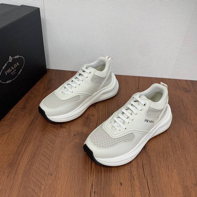 Prada men's leather casual sports shoes are a hot commodity in Dongguan! Using imported solid color calf leather with mesh cowhide upper, three-dimensional geometric segmentation, precision manufacturing, uniform stitching, clear leather texture, mul