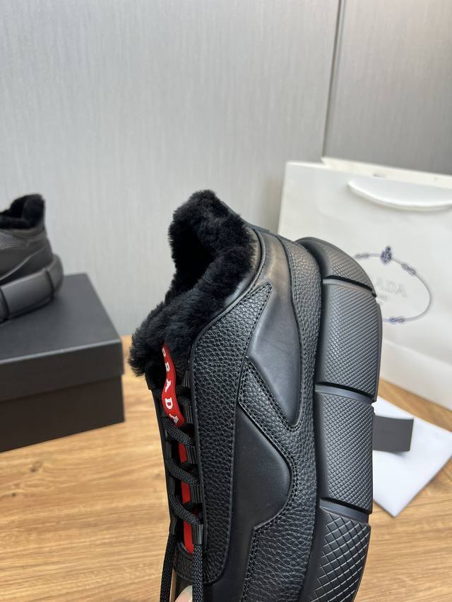 Factory price Prada * Prada men's casual lace up high top sports boots made in Dongguan, top of the line. Imported Napa cowhide upper with layered design and geometric lines, full of three-dimensional effect. Side decoration with PRAD *