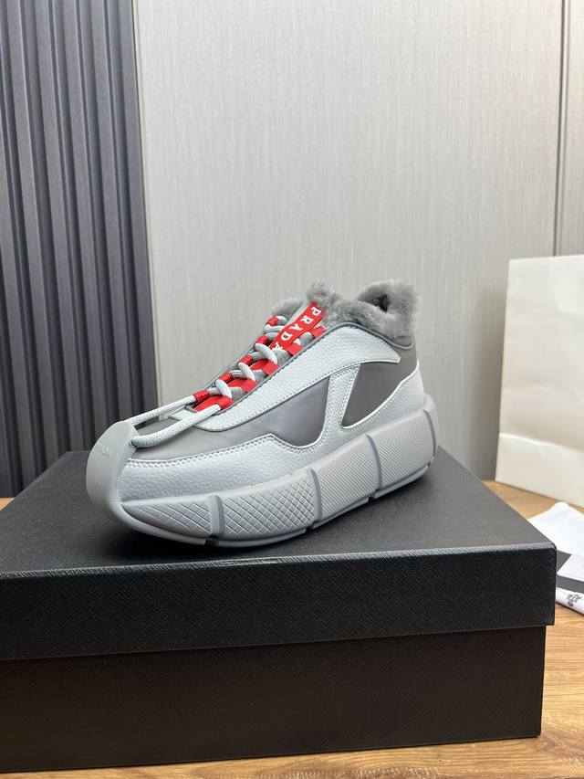 Factory price Prada * Prada men's casual lace up high top sports boots made in Dongguan, top of the line. Imported Napa cowhide upper with layered design and geometric lines, full of three-dimensional effect. Side decoration with PRAD *