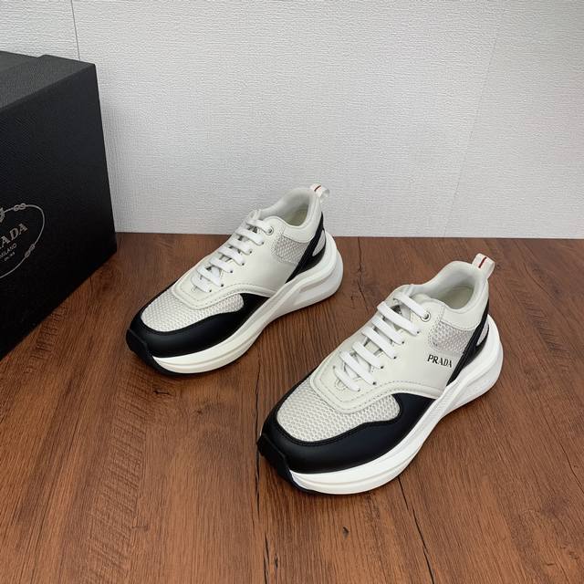 Prada men's leather mesh casual sports shoes are a hot commodity in Dongguan! Adopting imported calf leather splicing fabric mesh upper, geometric segmentation, precision manufacturing, uniform stitching, clear leather texture, fashionable and genero