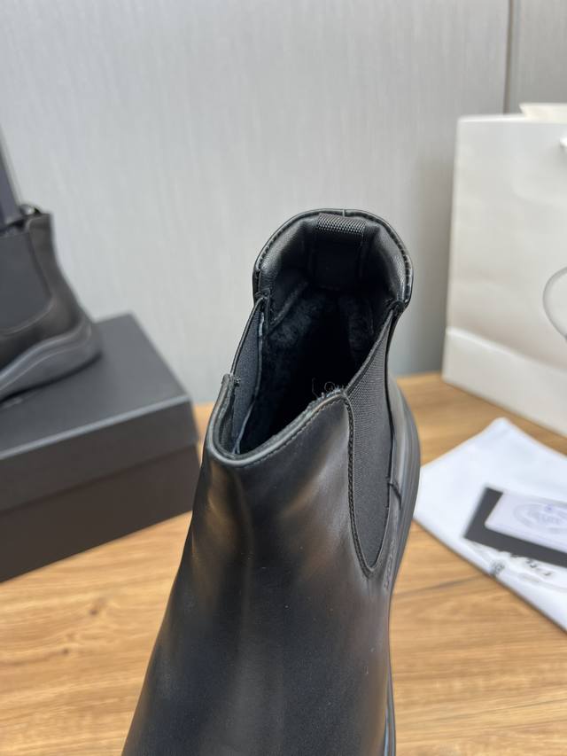 Factory Price: Prada * Men's Zhongbang Ankle Boots with Sleek Design, Short Boots Made in Dongguan Top Quality Goods. This leather boot is made of imported cowhide with open edges and shiny leather, with a simple and innovative style. The leather is 