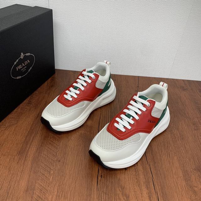 Prada men's leather casual sports shoes are a hot commodity in Dongguan! Using imported solid color calf leather with mesh cowhide upper, three-dimensional geometric segmentation, precision manufacturing, uniform stitching, clear leather texture, mul