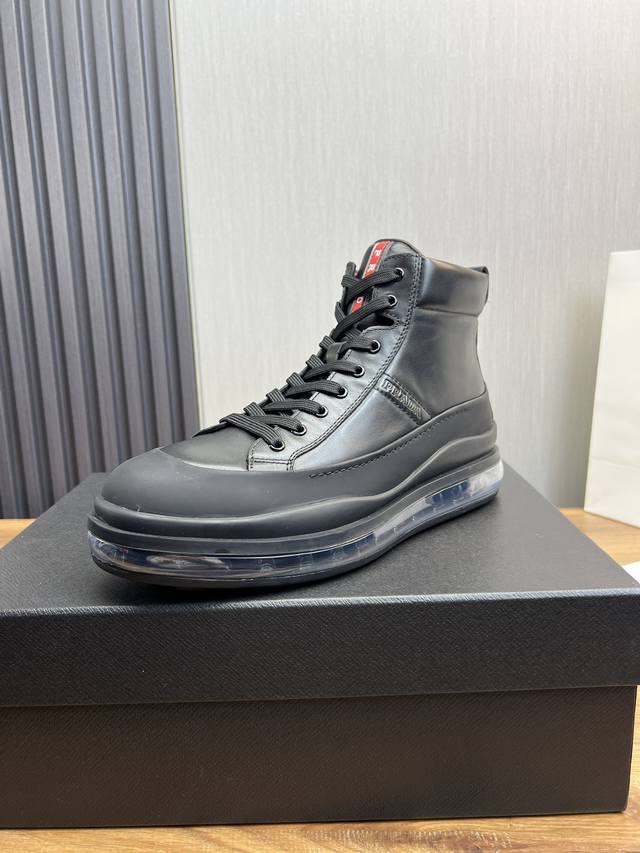 Factory price Prada leather, pure original leather cushion high top boots made of imported Napa cowhide with open edges and shiny leather, featuring classic red PRAD letter badges on the tongue, showcasing the brand's style. Geometric cutting