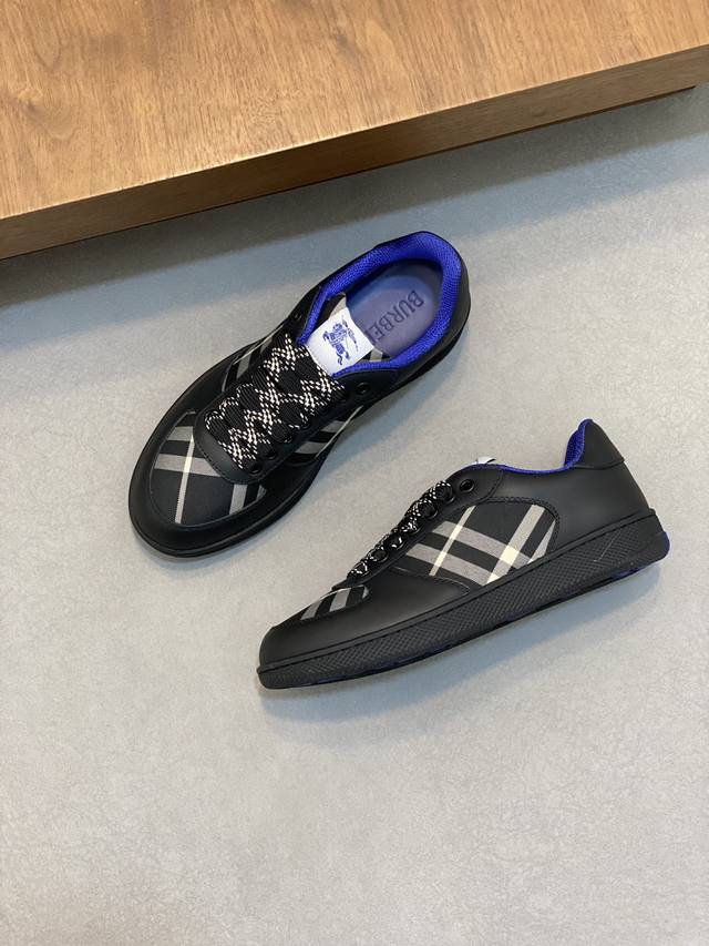 Burberry's new warhorse plaid casual sports shoes, brand new terrace casual sports shoes, Burberry's classic original super comfortable shoes, knight blue non slip sole, finally saw the latest diagonal plaid sports shoes. The color is really beautifu