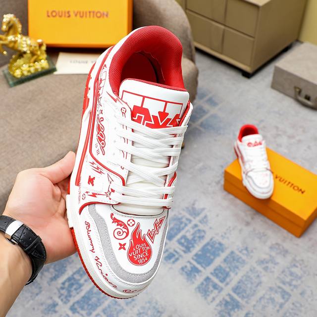 Top version LV Louis Vuitton casual sports shoes original 1:1 development replica!! The upper of the shoe is very comfortable and finely crafted. It is made of imported Italian top layer cowhide and the original brand mesh PU padding, providing a sup