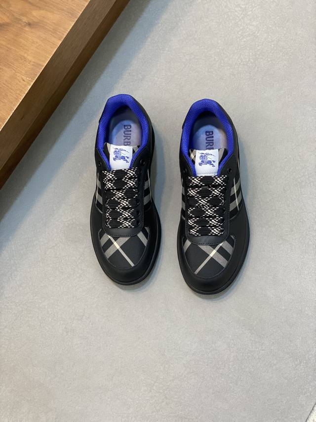 Burberry's new warhorse plaid casual sports shoes, brand new terrace casual sports shoes, Burberry's classic original super comfortable shoes, knight blue non slip sole, finally saw the latest diagonal plaid sports shoes. The color is really beautifu