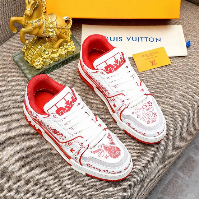 Top version LV Louis Vuitton casual sports shoes original 1:1 development replica!! The upper of the shoe is very comfortable and finely crafted. It is made of imported Italian top layer cowhide and the original brand mesh PU padding, providing a sup