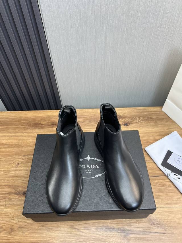 Factory Price Leather Prada * Men's Zhongbang Ankle Boots with Sleek Design, Short Boots Made in Dongguan Top Quality Goods. This leather boot is made of imported cowhide with open edges and shiny leather, with a simple and innovative style. The leat