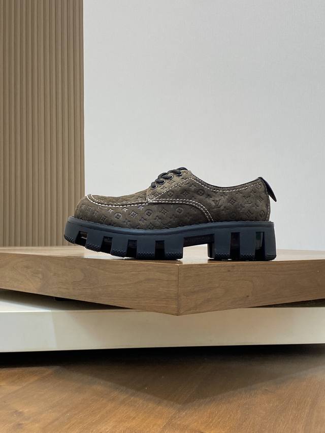 Louis Vuitton LV24 Autumn/Winter Retro Thick Bottom Collection loafers, cute and very youthful, look slim and straight when worn, simple and easy to match, super long legs, available in 6 colors, sizes 39-44 3