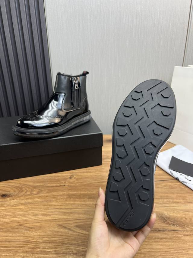 Factory price Prad * Prada wool with pure original glossy leather air cushioned short boots for men Chelsea boots are made of imported open edge pearl glossy leather, geometrically cut imported locomotive precision stitching splicing high-precision c