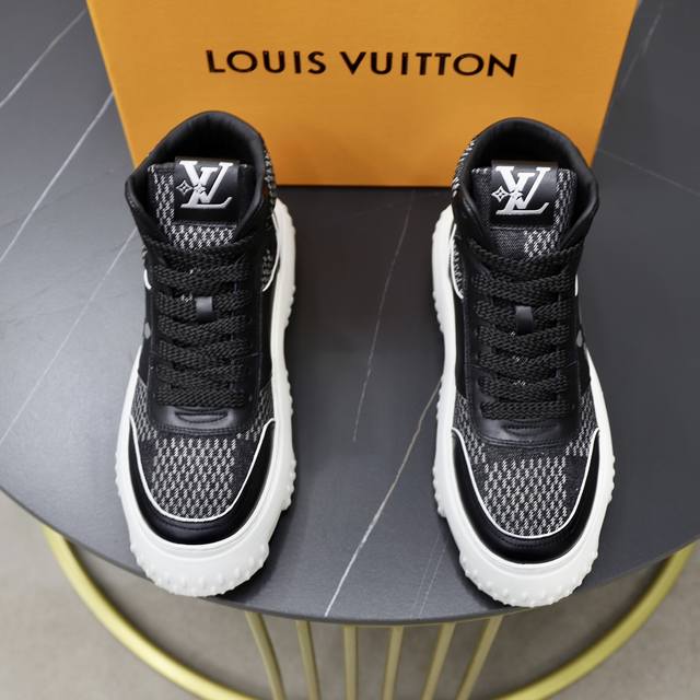The official price of the new Louis Vuitton * L * V SPACE Lander casual shoes from LV is RMB. This casual shoe comes from the 2024 early autumn series and is made of Monoarm denim fabric. The official price of the new Louis Vuitton * L * V SPACE Land