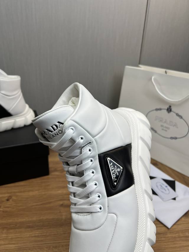 Factory price Prada new men's leather high top casual sports shoes adopt imported smooth calf leather upper with delicate, soft and glossy leather texture, classic triangular enamel metal logo embellishment, side sports shoes, low top lace up style f