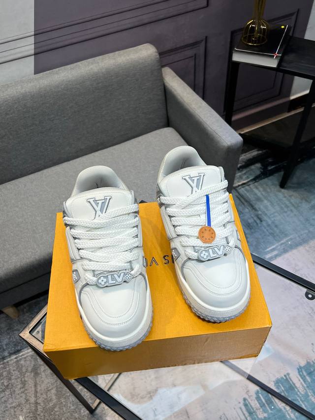 LV Top Version Fat Ding New Purchasing Quality LV~Louis Vuitton Lv TRAINER's Best Looking Sneakers, Donkey Brand Promotes New Products, Official Website Limited Edition Retro Basketball Sneakers! High top and low top both spend a lot of money to purc