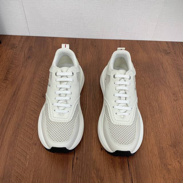 Prada men's leather casual sports shoes are a hot commodity in Dongguan! Using imported solid color calf leather with mesh cowhide upper, three-dimensional geometric segmentation, precision manufacturing, uniform stitching, clear leather texture, mul
