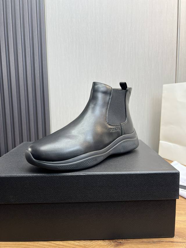 Factory Price: Prada * Men's Zhongbang Ankle Boots with Sleek Design, Short Boots Made in Dongguan Top Quality Goods. This leather boot is made of imported cowhide with open edges and shiny leather, with a simple and innovative style. The leather is 