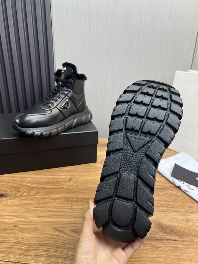 Factory price wool: Prada's new men's leather high top casual sports shoes adopt imported smooth calf leather shoes with delicate, soft and glossy leather texture, classic triangular enamel metal logo embellishment, side sports shoes with low top lac