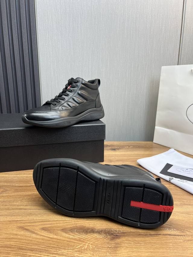 The factory price is available online Mao Li Prad * Prada men's casual lace up high top sports boots are made of imported Napa cowhide. The upper of the shoe has a layered design with geometric lines and a three-dimensional effect. The side is decora